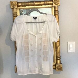 GAP short sleeve white and gold embroidery 100% cotton gauze top.